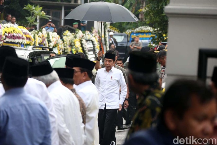 Presiden Jokowi melayat ke rumah duka almarhum Kiai Haji Salahuddin Wahid atau Gus Sholah. Jokowi turut didamping Jusuf Kalla.