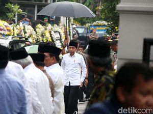 Sampaikan Rasa Duka, Jokowi-JK Melayat Almarhum Gus Sholah