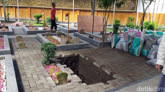 Ini Liang Lahat untuk Pemakaman Gus Sholah Jenazah almarhum Gus Sholah akan dimakamkan di sebelah makam ayahnya, KH Wahid Hasyim di Jombang, Jawa Timur. Begini liang lahatnya.