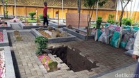 Tampak liang lahat untuk almarhum Gus Sholah telah digali, Senin (3/2).