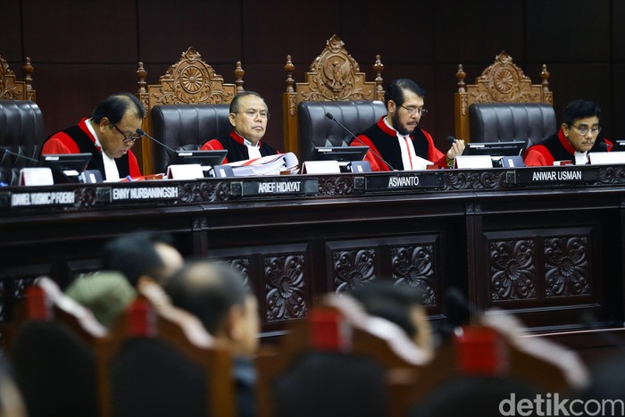 Mahkamah Konstitusi (MK) menggelar sidang lanjutan terkait uji formil UU KPK dengan agenda mendengarkan keterangan Presiden Joko Widodo (Jokowi) dan DPR.