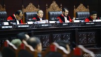 Mahkamah Konstitusi (MK) menggelar sidang lanjutan terkait uji formil UU KPK dengan agenda mendengarkan keterangan Presiden Joko Widodo (Jokowi) dan DPR. 