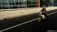 Seorang pengendara sepeda motor melenggang dengan santainya di JLNT Casablanca.