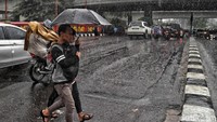 Badan Meteorologi, Klimatologi, dan Geofisika (BMKG) memprediksi puncak musim hujan 2020 baru terjadi pada Februari dan Maret mendatang.