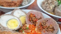  Di Karet Pedurenan, Jakarta Selatan, ada Bakso Jempolan yang punya bakso mercon super pedas dengan rasa gurih dan enak. Foto: Instagram @ericekos