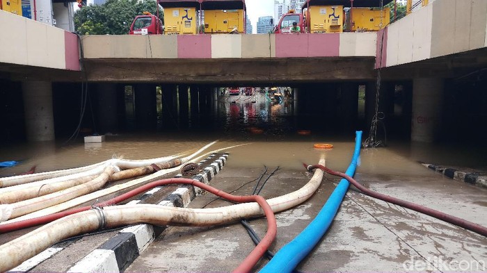 Banjir di underpass Kemayoran pada Senin (3/2/2020) pukul 12.15 WIB (Farih Maulana Sidik/detikcom)