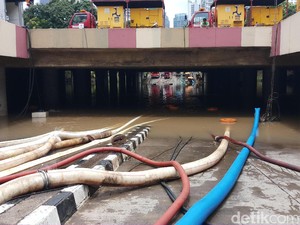 25 Jam Ditangani, Banjir Underpass Kemayoran Belum Surut