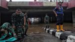 Bahu Membahu Menyedot Air di Underpass Kemayoran