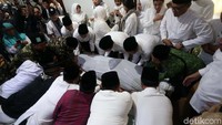 Sebelumnya, jenazah disemayamkan dan dilayat oleha banyak tokoh termasuk Presiden Jokowi.
