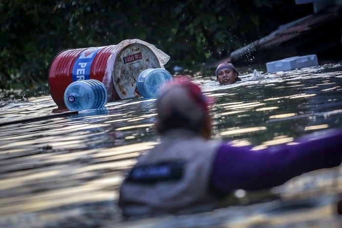 Warga berada di tengah banjir di Periuk Damai, Kota Tangerang, Banten, Senin (3/2/2020). Banjir disebabkan jebolnya tanggul di kawasan tersebut akibat intensitas hujan yang tinggi sejak pagi. ANTARA FOTO/Fauzan/ama.