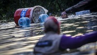 Petugas mengevakuasi warga terdampak banjir di Periuk Damai, Kota Tangerang, Banten, Senin (3/2/2020). Banjir disebabkan jebolnya tanggul di kawasan tersebut akibat intensitas hujan yang tinggi sejak pagi.