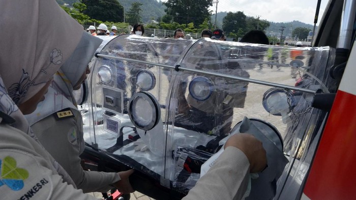 ANTISIPASI PENYEBARAN VIRUS CORONA DI LAMPUNG Petugas Kantor Kesehatan Pelabuhan (KKP) mempersiapkan Kapsul evakuasi atau isolation chamber digunakan untuk orang yang diduga mengalami gejala virus corona di pelabuhan IPC Panjang, Bandar Lampung, Lampung, Selasa (29/1/2020). Petugas Kantor Kesehatan Pelabuhan (KKP) juga melakuakan pengecekan suhu tubuh (thermoscan) terhadap anak buah kapal (ABK) yang berlabuh di pelabuhan IPC Panjang Bandar Lampung. ANTARA FOTO/Ardiansyah/foc.