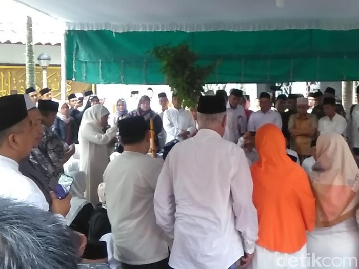 gubernur khofifah sambutan di pemakaman Gus Sholah