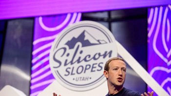 Mark Zuckerberg tidak pernah terang-terangan menunjukkan preferensi politiknya. Dulu, ia pernah mengkritik keras kebijakan Trump yang ingin membangun tembok di perbatasan Meksiko. Tapi belakangan, ia jadi cukup dekat dengan sang presiden sampai pernah makan malam bersama. Zuck juga disebut kadang curhat pada pemerintah Trump terkait bangkitnya China. Foto: Associated Press