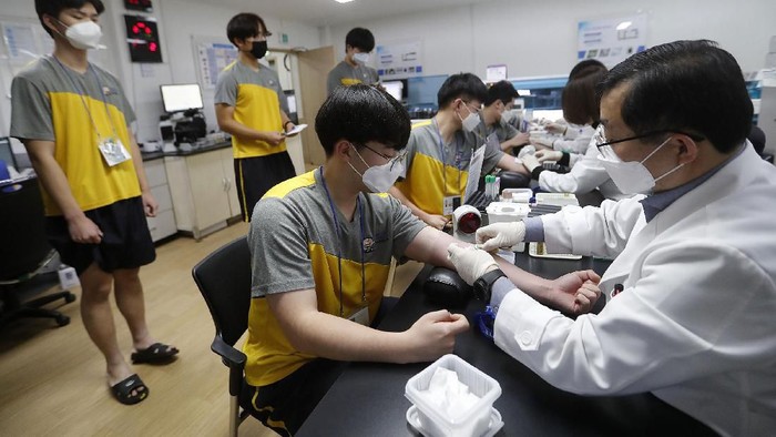 Potret Wabah Corona yang Mengancam ke Seluruh Penjuru Dunia Wabah virus Corona dari China memang cukup membuat warga di seluruh penjuru dunia harus bersiap siaga. Pasalnya, hingga kini ratusan korban jiwa telah menjadi korbannya.