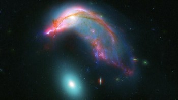 Galaksi-galaksi yang berinteraksi, NGC 2336 NGC 2937 dan Arp 142 (bawah). karena gaya tarik gravitasi timbal balik mereka perlahan-lahan menarik mereka lebih dekat menjadi satu. Foto: NASA-ESA/STScI/AURA/JPL-Caltech via AP  