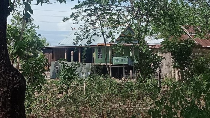 Rumah pria berinisial RZ (21) di Bantaeng, Sulawesi Selatan (Susel) dibongkar massa akibat kawin lari atau silariang dalam istilah Bugis-Makassar.