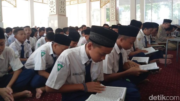 siswa MTs salat gaib untuk Gus Sholah