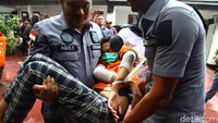 Di tengah-tengah proses conferensi pers, tersangka I sempat pingsan dan dibawa masuk ke salah satu ruang di gedung Ditresnarkoba Polda Metro itu. Yusri menyebut polisi hingga kini masih terus menyelidiki kasus tersebut termasuk mencari tahu dimana lokasi para tersangka menyebarkan narkotika itu.