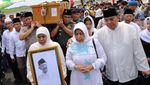 Momen Jenazah Gus Sholah Tiba di Bandara Juanda