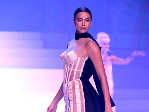 Irina Shayk Rilis Masker Bibir dari Emas, Harganya Rp 1,8 Juta