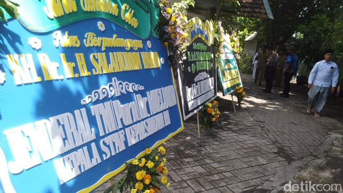 Karangan bunga untuk Gus Sholah