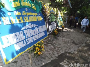 Karangan Bunga Berdatangan ke Ponpes, Mulai Risma, Anis Baswedan hingga Moeldoko