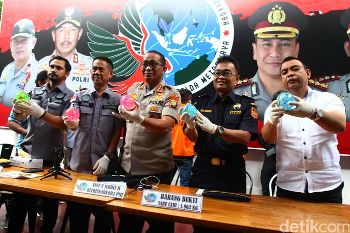 Polisi Ungkap Penyelundupan Sabu Cair di Bola Mainan Polisi membongkar penyelundupan narkoba jenis sabu cair dari Malaysia ke Indonesia.