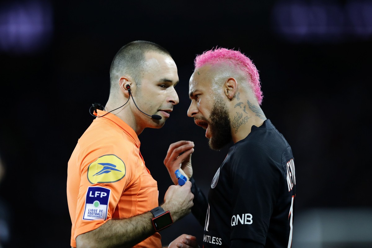 Neymar yang protes karena dikasih kartu kuning atas rainbow flick-nya (Christophe Ena/AP Photo)