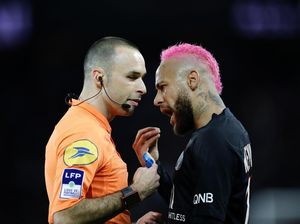 Saat Neymar Pamer Skill, Diomeli Wasit, lalu Dikartu Kuning