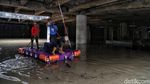 Bahu Membahu Menyedot Air di Underpass Kemayoran