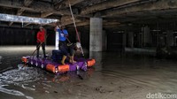 Petugas membersihkan sampah yang bermunculan.