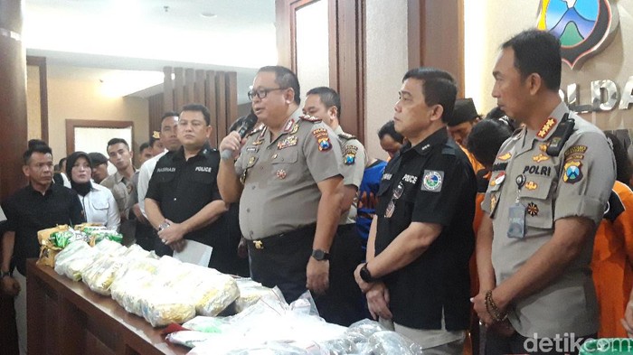 Polisi Jatim menangkap pengedar sabu yang berasal dari negara tetangga, Malaysia. Polisi mengamankan 40 kg sabu.