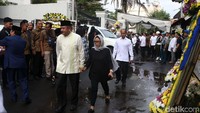 Menlu Retno datang bersama suami.