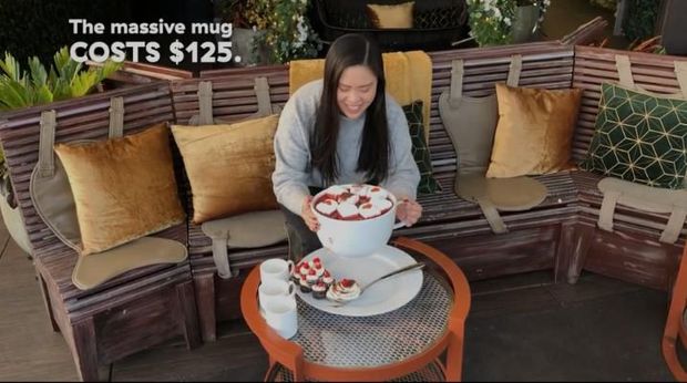 Sanggup Habiskan? Minuman Red Velvet Jumbo Ini Beratnya 6,8 Kg!