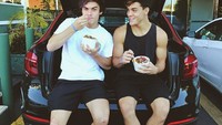 Makan bareng, Ethan Dolan mengaku sulit kalau berfoto dengan makanan. Pasalnya ia akan menghabiskannya sebelum foto itu dimulai. Foto: Instagram @ethandolan @graysondolan