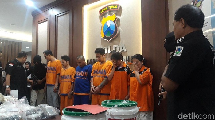 Sepanjang Januari 2020, Ditresnarkoba Polda Jatim dan polres jajaran mengungkap 635 kasus peredaran narkoba. Ada 779 tersangka yang diamankan.