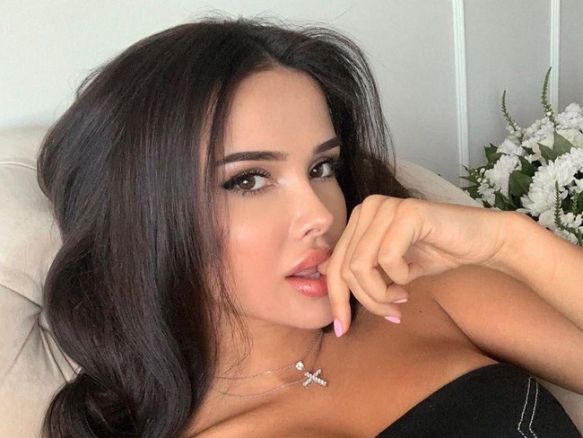 Model 21 tahun itu menjadi kekasih berbayar dari seorang pangeran Arab yang identitasnya dirahasiakan. Setelah mengencani pria Arab, Yana tampil dengan barang-barang mewah.  Foto: Instagram @yana.orfeeva