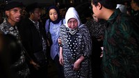 Istri almarhum Salahuddin Wahid atau Gus Sholah, Farida (kedua kanan) didampingi putrinya Acha Wahid (kemeja biru). Rencananya jenazah Sholah akan dibawa ke Tebuireng, Jombang, Jawa Timur. Rombongan pengantar jenazah Gus Sholah akan bertolak dari Bandara Halim Perdanakuma sekitar pukul 10.00 WIB. Jenazah akan dimakamkan di Tebu Ireng, Jombang, Jawa Timur sekitar pukul 16.00 WIB.