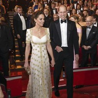 Tidak ketinggalan clutch emas sebagai sentuhan akhir. Penampilan Kate pun tak kalah memukau dari para selebriti Hollywood. (Foto: Jeff Gilbert/Pool via AP)