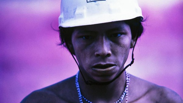 Saat ini, 1 orang suku Yanomami yang positif Corona sudah dirawat di ruang ICU sebuah rumah sakit di kota Boa Vista, Brasil. Semoga Corona tidak menular ke yang lain dan menyebabkan suku ini punah ya! (Claudia Andujar/BBC)
