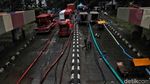 Bahu Membahu Menyedot Air di Underpass Kemayoran