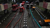 Diperkiraan, butuh waktu 2 sampai 3 hari agar banjir di underpass Kemayoran surut.