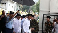 Jokowi masuk ke dalam rumah duka.