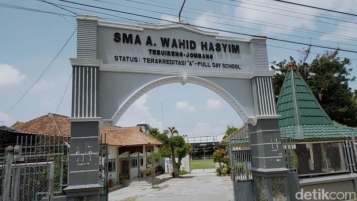 Sebanyak 12 lembaga pendidikan di bawah naungan Yayasan KH Hasyim Asy'ari diliburkan. Hal ini berkaitan dengan wafatnya Gus Sholah.