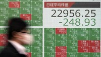 Saham-saham ritel terkena koreksi paling dalam, disusul oleh saham-saham manufaktur, konsumer, dan bahan dasar. Bursa saham Indonesia juga ikut kena imbasnya. IHSG meninggalkan level 6.000 sejak pekan lalu dan siang ini diparkir negatif ke 5.909. Bursa saham AS juga melemah secara tajam pada penutupan perdagangan Jumat lalu. Pelemahan tersebut disebabkan oleh ketakutan akan penyebaran Virus Corona, di mana AS telah mengumumkan kondisi gawat darurat. Foto: AP Photo/Eugene Hoshiko