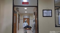Pasien dimasukan ke dalam ruang isolasi.