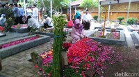 Jenazah Gus Sholah dimakamkan tepat di sebelah utara makam ayahnya, KH Wahid Hasyim.