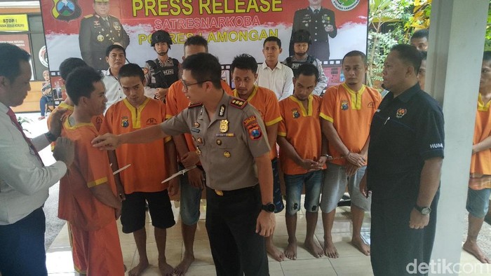 Pengedar Sabu Ini Simpan Barang Dagangannya Di atas Plafon Rumah