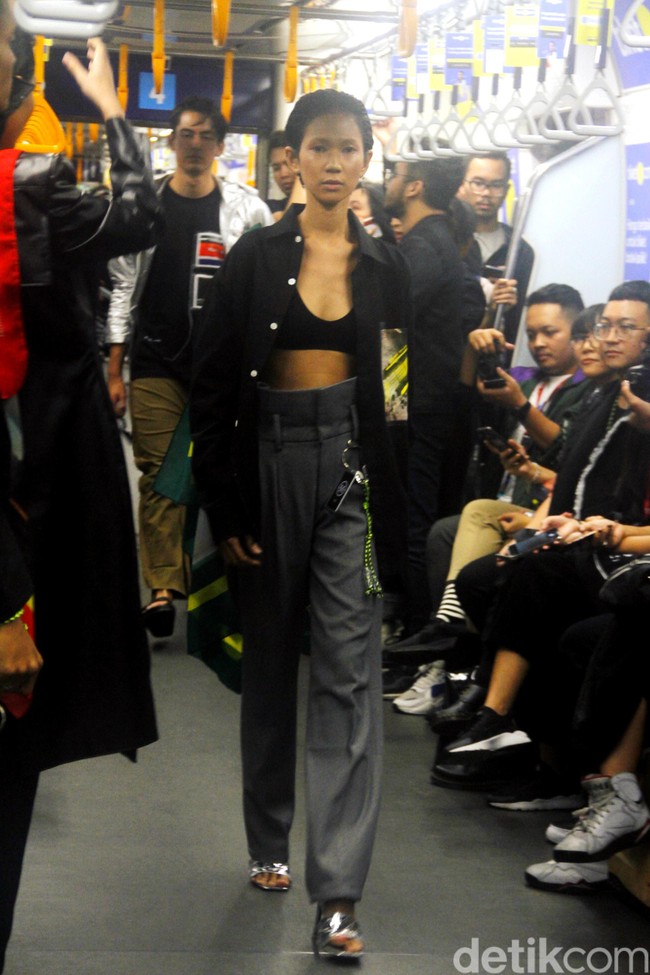 Fashion Rocks menggelar fashion show perdana di gerbong MRT Jakarta dengan menampilkan karya tiga desainer muda Indonesia: Kelly Vallerie, Wilsen Willim dan Andandika Surasetja, Jumat [31/1/2020]. Foto: Mohammad Abduh/Wolipop